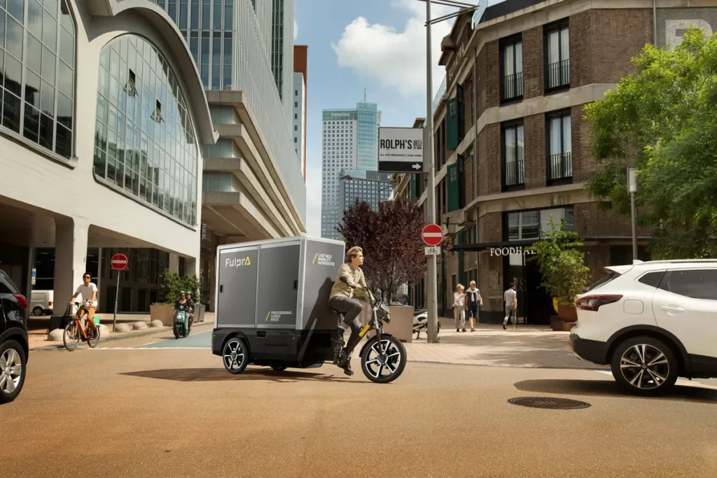 Fulpra Triple XL rijdt door een stadsstraat